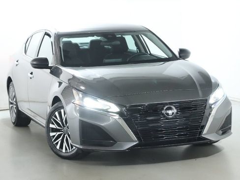 Used 2024 Nissan Altima 2.5 SV FWD image 2