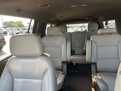 Used 2022 Chevrolet Suburban LT w/ Luxury Package RWD image 8