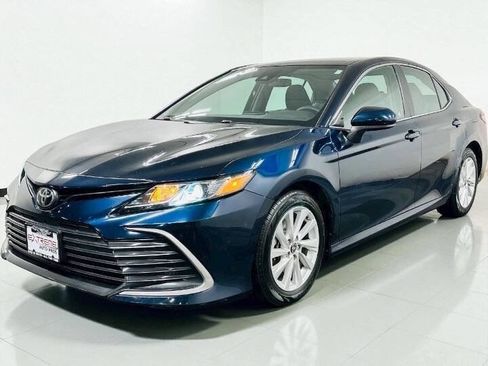 Used 2021 Toyota Camry LE image 3