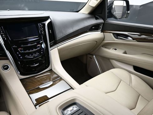 Used 2020 Cadillac Escalade Luxury AWD/4WD image 12