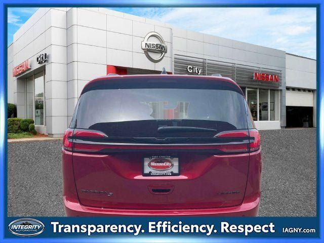 Used 2025 Chrysler Pacifica Limited FWD image 7
