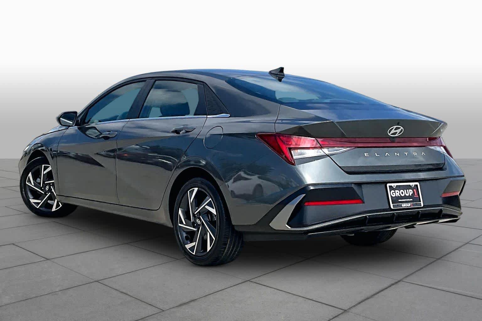 Certified 2025 Hyundai Elantra SEL FWD image 12