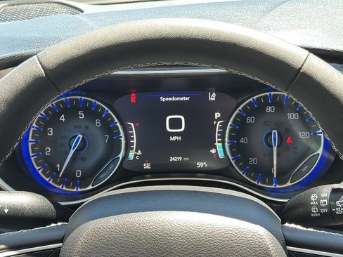 Certified 2024 Chrysler Pacifica Limited FWD image 27