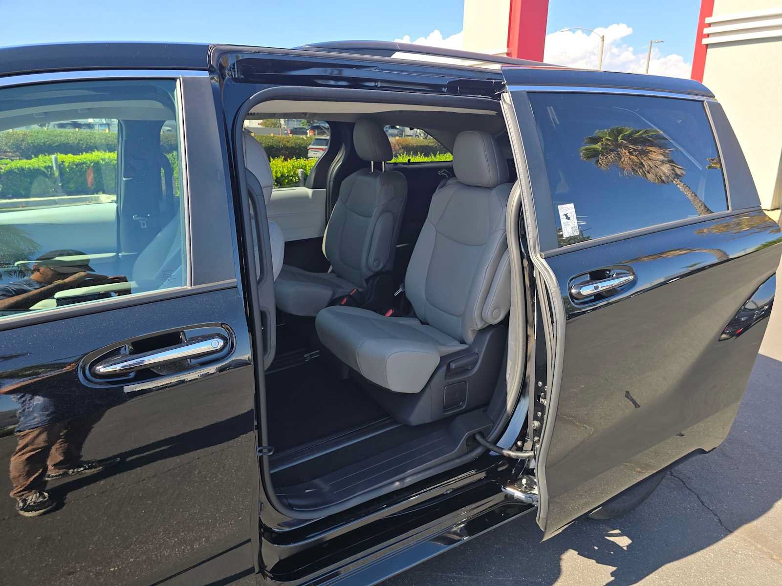 Used 2026 Toyota Sienna XLE FWD image 17