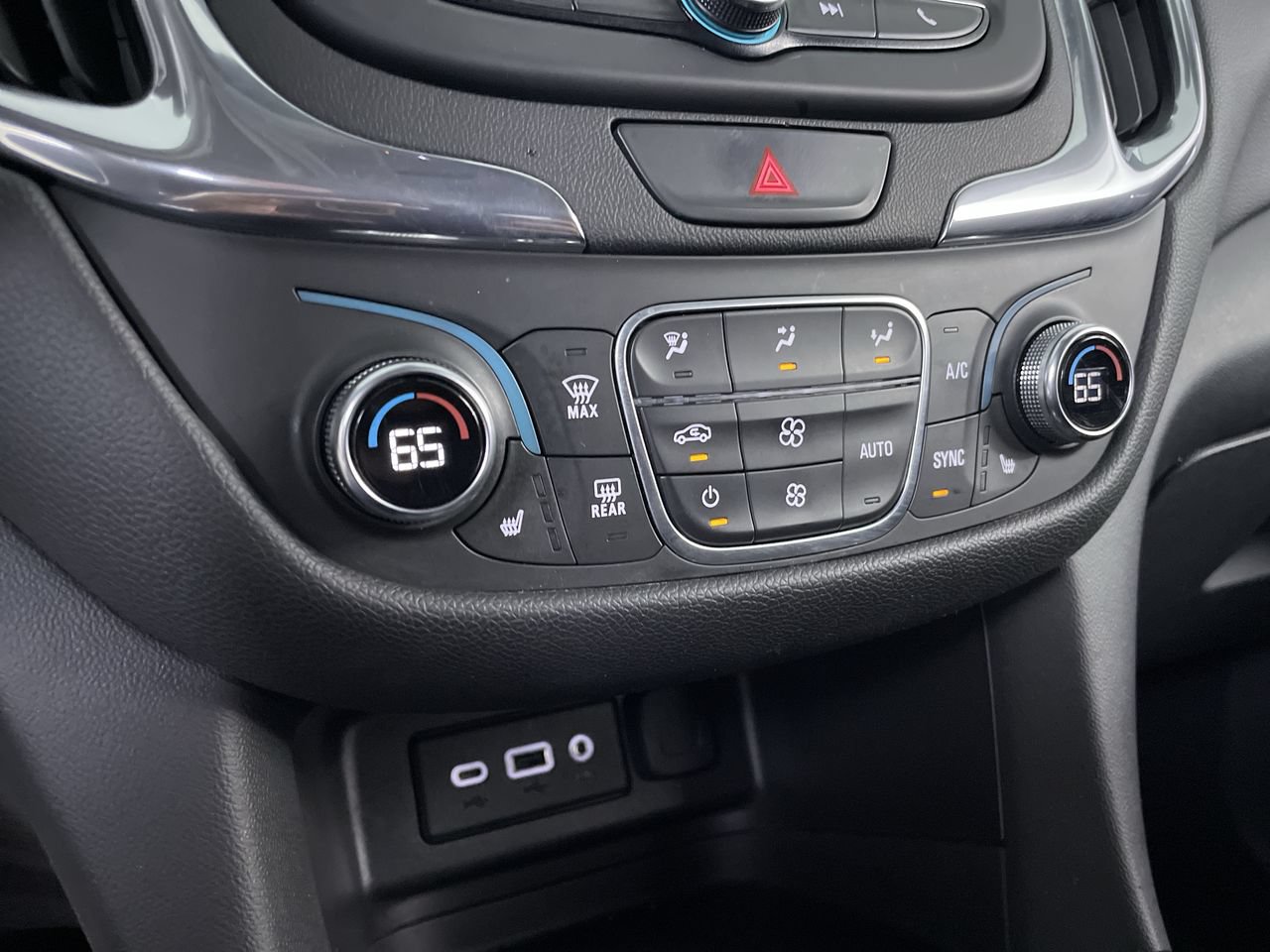 Used 2020 Chevrolet Equinox LT AWD/4WD image 19