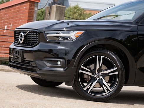 Used 2021 Volvo XC40 T5 R-Design w/ Protection Package AWD/4WD image 2