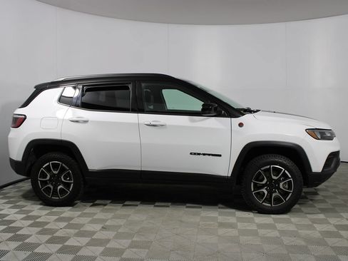 Used 2025 Jeep Compass Trailhawk AWD/4WD image 32