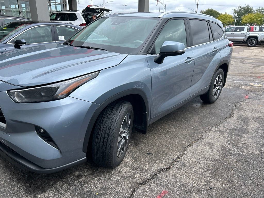 Used 2023 Toyota Highlander XLE AWD/4WD image 3