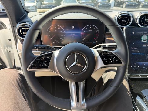 Used 2025 Mercedes-Benz GLC 300 4MATIC image 18