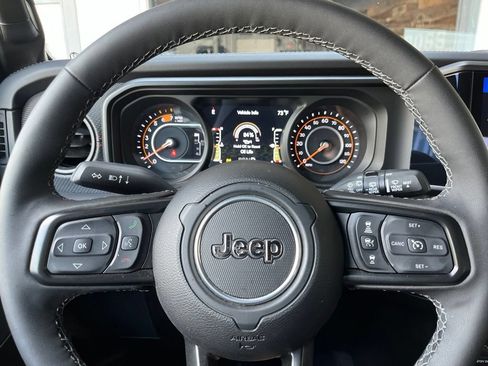 Used 2025 Jeep Wrangler Unlimited Rubicon AWD/4WD image 30