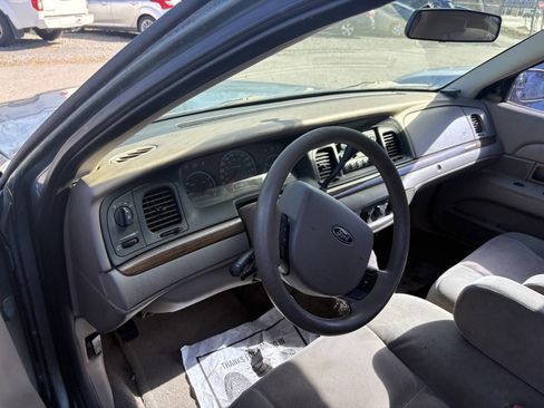 Used 2005 Ford Crown Victoria image 11