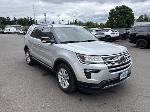 Used 2018 Ford Explorer XLT w/ Equipment Group 202A AWD/4WD image 6