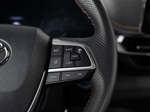 Used 2022 Toyota Sienna XSE image 35