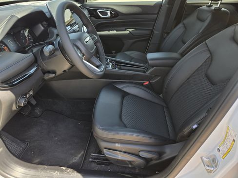 New 2026 Jeep Compass Latitude image 14