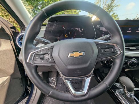 Used 2024 Chevrolet Trax LT w/ LT Convenience Package FWD image 18