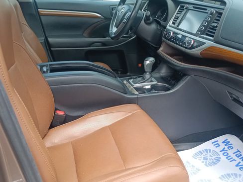 Used 2017 Toyota Highlander Limited AWD/4WD image 26