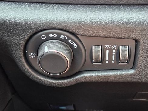Certified 2027 Chrysler Pacifica Select FWD image 31