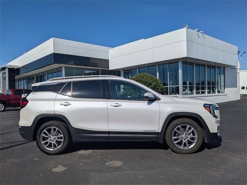 Used 2023 GMC Terrain SLT image 3