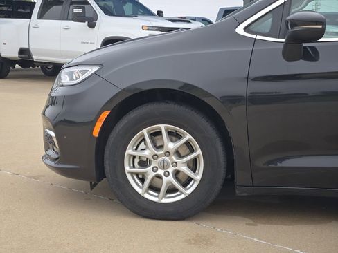 Used 2023 Chrysler Pacifica Touring-L FWD image 29
