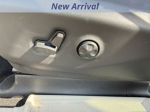 Used 2023 Chrysler Voyager LX image 9