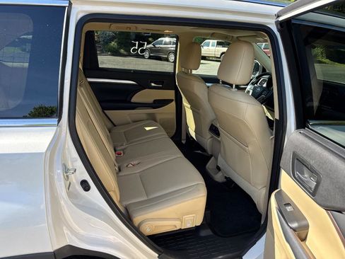Used 2014 Toyota Highlander XLE image 7
