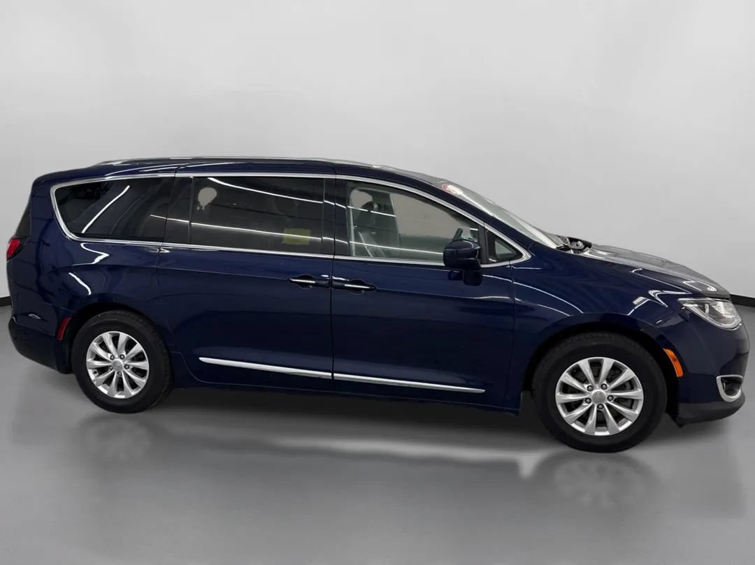 Used 2019 Chrysler Pacifica Touring-L FWD image 11
