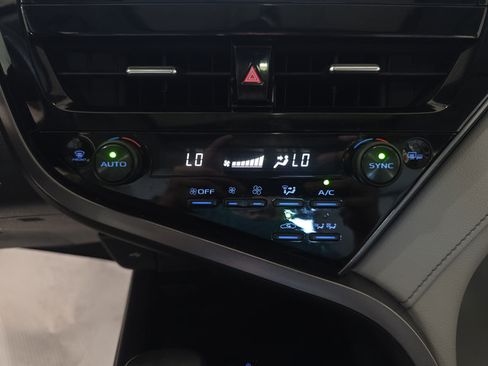 Used 2023 Toyota Camry SE w/ Cold Weather Package FWD image 18