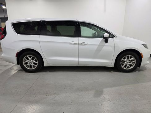 Used 2022 Chrysler Voyager LX image 5