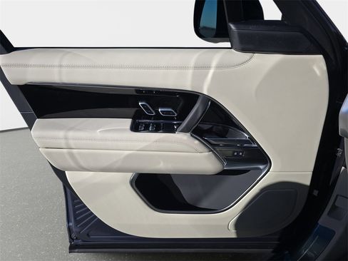 New 2025 Land Rover Range Rover Long Wheelbase SE image 28