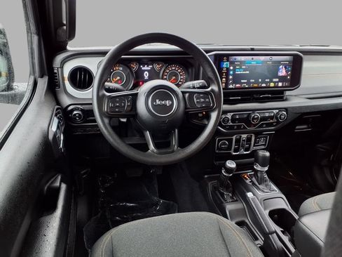 Used 2025 Jeep Gladiator Sport AWD/4WD image 4