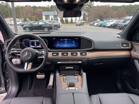 Used 2025 Mercedes-Benz GLS 580 4MATIC image 9