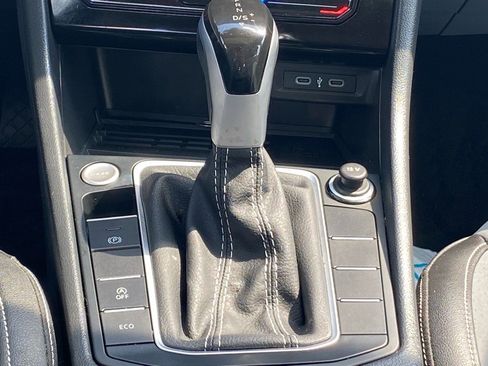 Certified 2025 Volkswagen Jetta SE w/ Sunroof Package image 9