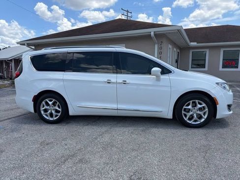Used 2018 Chrysler Pacifica Touring-L FWD image 4