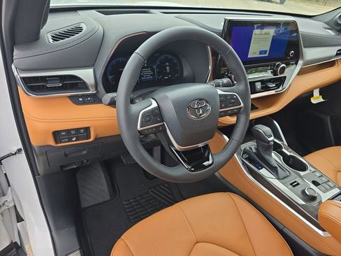 New 2026 Toyota Highlander Platinum image 17