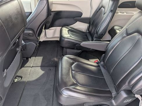 Used 2023 Chrysler Pacifica Touring-L FWD image 32