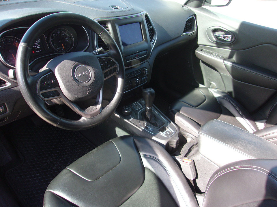Used 2019 Jeep Cherokee Latitude Plus w/ Cold Weather Group AWD/4WD image 10