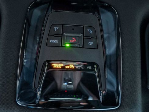 Used 2024 Toyota Venza XLE image 27