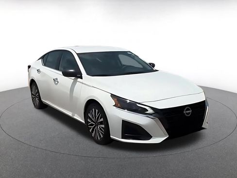 Used 2025 Nissan Altima 2.5 SV FWD image 3