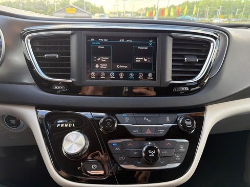 Used 2020 Chrysler Pacifica Touring-L FWD image 25