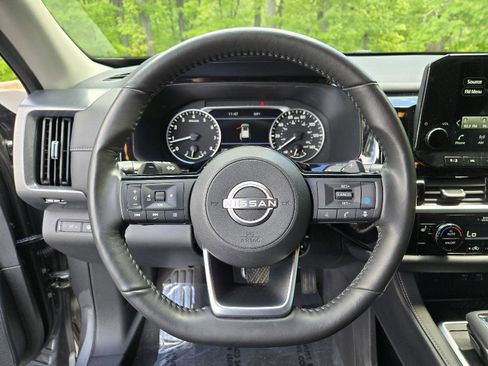 Used 2025 Nissan Pathfinder SL AWD/4WD image 17