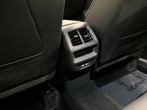 Used 2025 Volkswagen Tiguan SE image 35