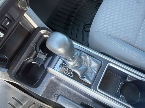 Certified 2021 Toyota Tacoma SR5 AWD/4WD image 22