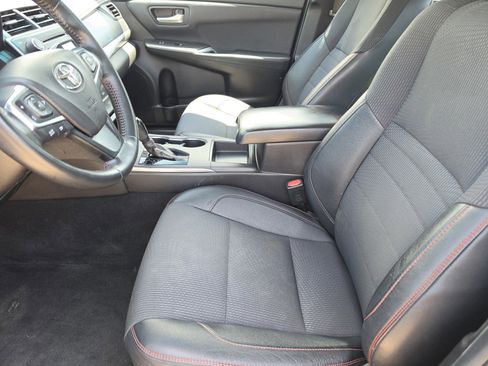 Used 2016 Toyota Camry SE image 11