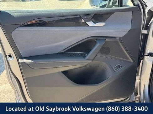 Used 2025 Volkswagen Tiguan SE AWD/4WD image 32