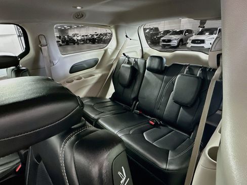 Used 2024 Chrysler Pacifica Touring-L FWD image 28