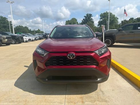 Used 2021 Toyota RAV4 LE AWD/4WD image 2
