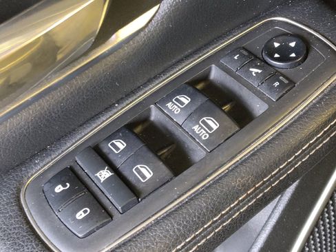 Used 2019 RAM 1500 Laramie AWD/4WD image 27
