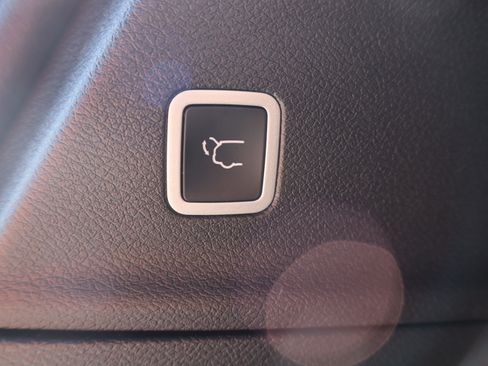 Used 2025 Chrysler Pacifica Limited FWD image 31