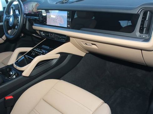 Certified 2025 Porsche Cayenne Coupe image 28