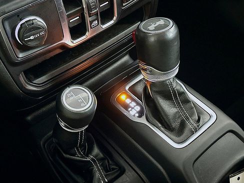 Used 2022 Jeep Wrangler Unlimited Sahara image 18